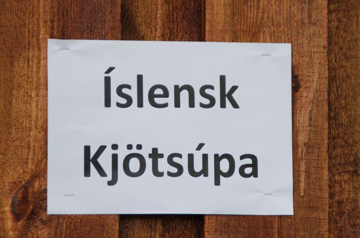 Ókeypis íslensk kjötsúpa í boði SS verður fyrir alla frá klukkan 13:00 til 16:00 í dag á miðbæjartúninu á Hvolsvelli.