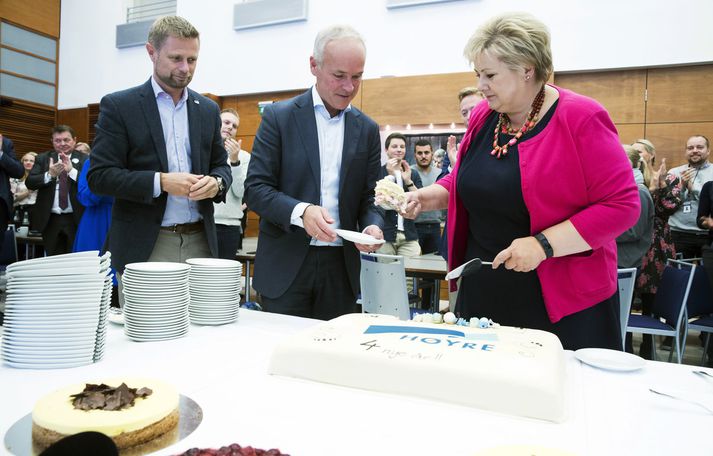 Hægrimenn gæddu sér á köku til að fagna sigrinum.