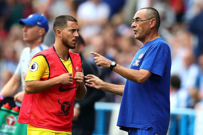 Hazard og Sarri ræða saman