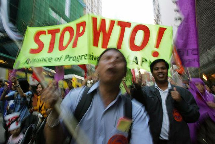 Hnattvæðingu andæft. Strax í fyrradag hafði verið efnt til mótmæla í Hong Kong. Mótmælendurnir segja viðræður WTO fara fram á forsendum ríku þjóðanna og stórfyrirtækja.