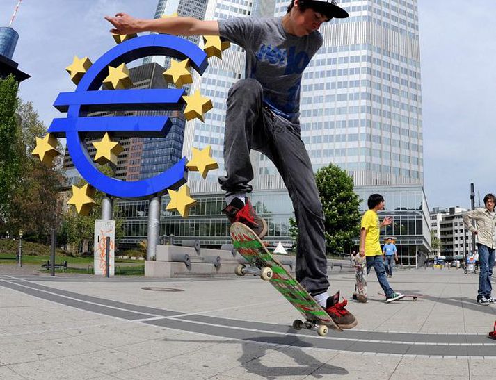 Evrumerkið í Frankfurt Ungmenni að leik fyrir utan seðlabanka Evrópu.nordicphotos/AFP