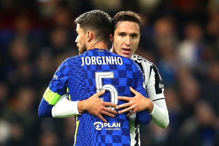 Jorginho faðmar hér landa sinn Federico Chiesea eftir leik Chelsea og Juventus í Meistaradeildinni en þeir gætu mögulega orðið liðsfélagar í félagsliði eins og með ítalska landsliðinu.