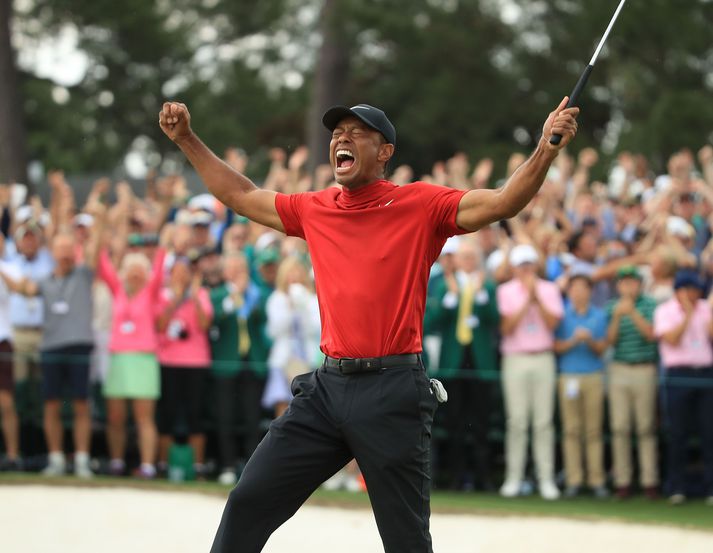 Tiger Woods fagnar sigri á Masters mótinu í fyrra.