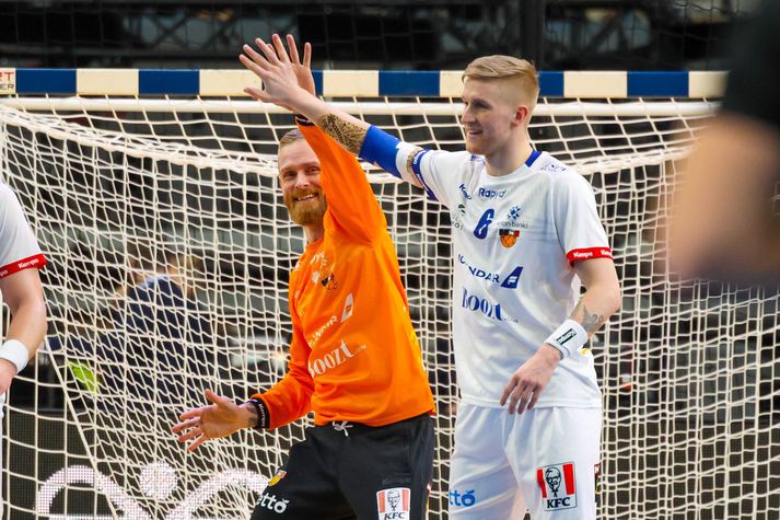 Elvar Ásgeirsson fagnar með markverðinum Björgvini Pál Gústavssyni í leik með íslenska landsliðinu.