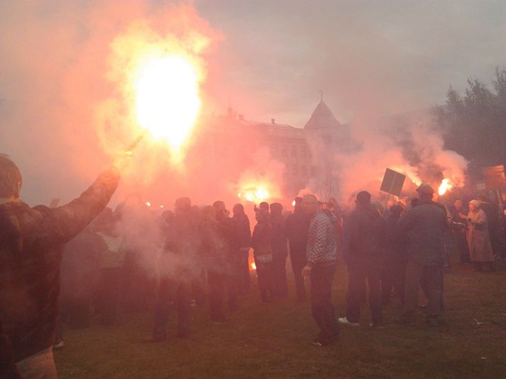 Kveikt var í blysum á Austurvelli.