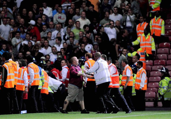 Stuðningsmönnum West Ham og Millwall lendir iðulega saman. Ekki fylgir fréttinni hvaða lið Bretarnir átján í Biskupstungum styðja.