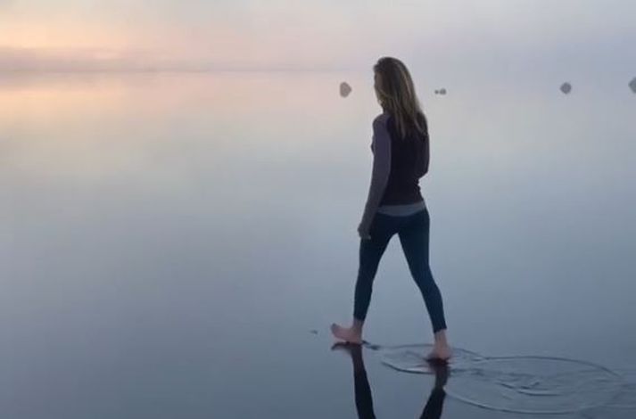 Magnað myndband en mörg þúsund ferðamenn skoða sig um við Stokksnes á ári hverju hér á landi.