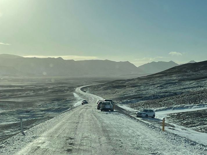 Fjölmargir óökuhæfir bílar úti í vegakanti á þjóðveginum nærri Möðrudal.