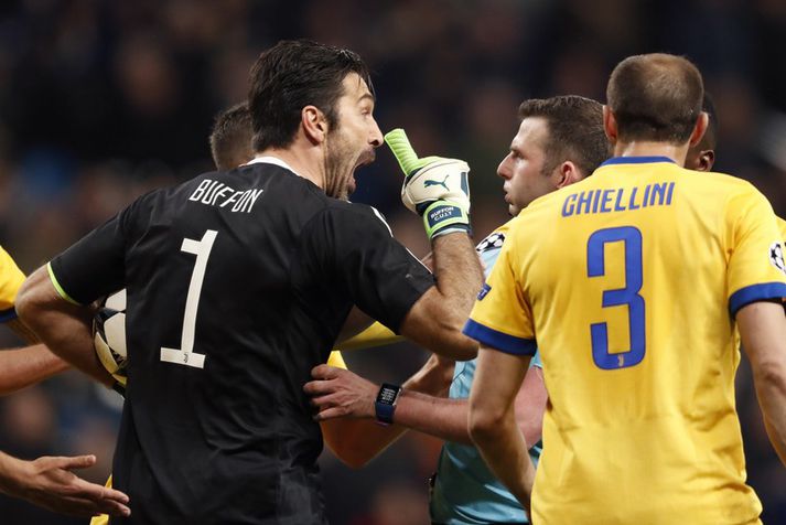 Gianluigi Buffon og Michael Oliver.