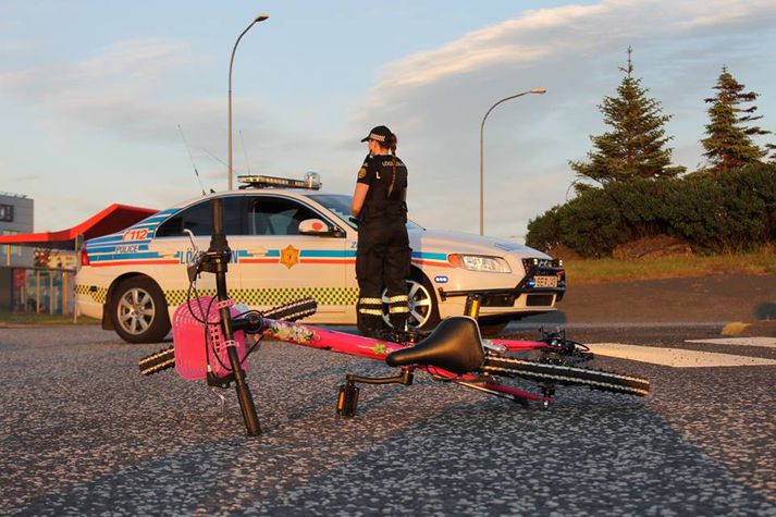 Myndin sem lögreglan birti við færsluna. Hún er sviðsett en reiðhjólið er það sama og stúlkan var á.
