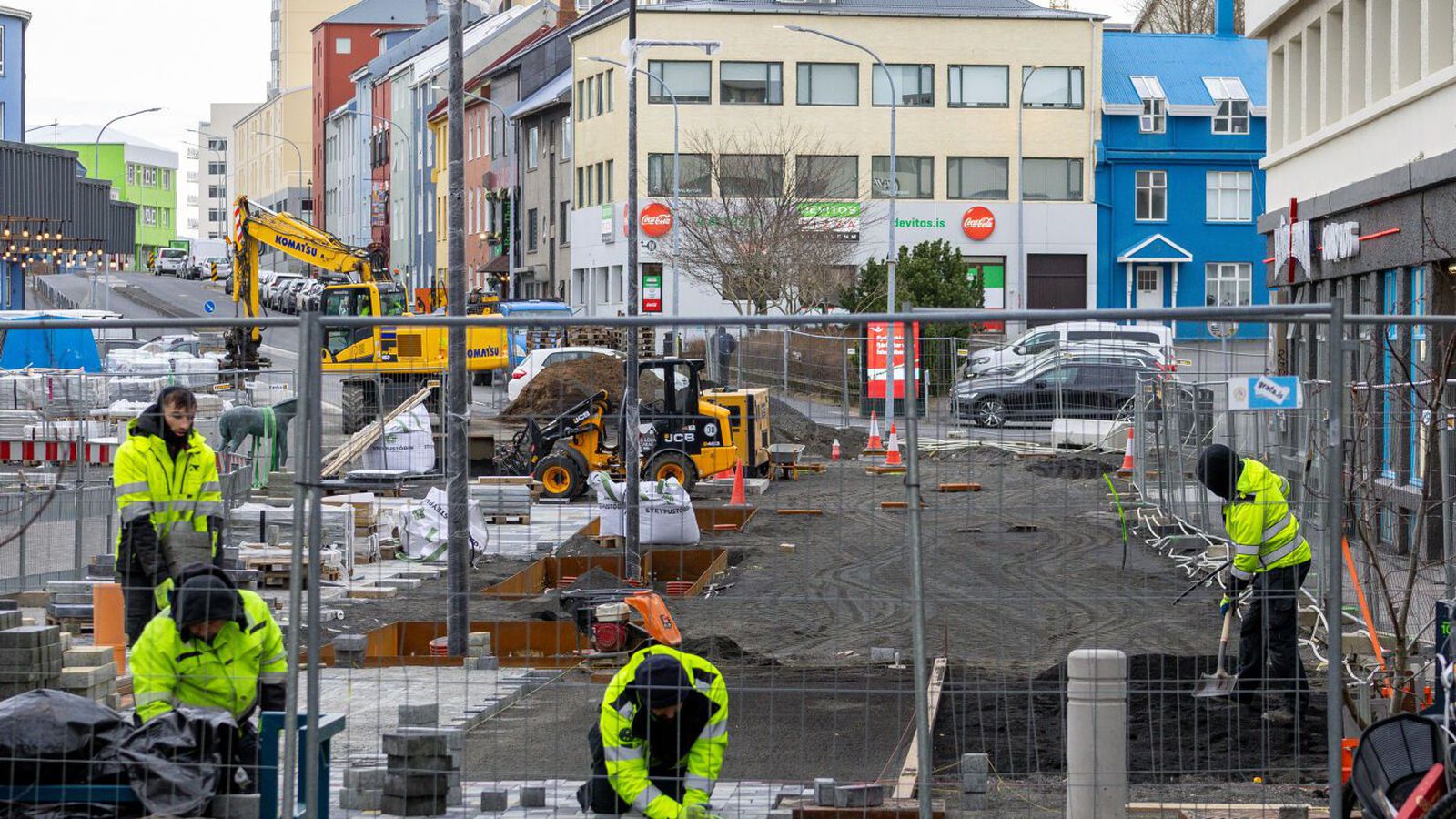 Verk­lok í Þverholti færast frá sumri til ára­móta