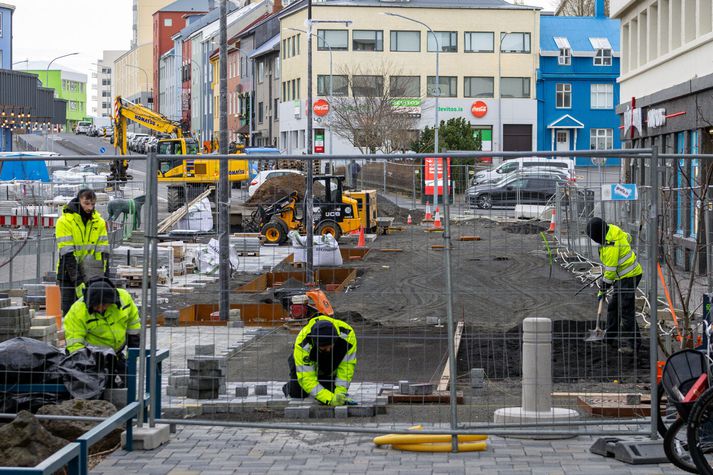 Frá framkvæmdum við Hlemm. Í maí var áætlað að vinnu í Þverholti lyki um mitt sumar en í nýrri kynningu er sagt að hún sé í fullum gangi.