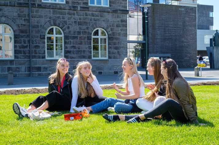 Með hæðasvæðinu fylgja þokubakkar með ströndinni, sérstaklega Norðan- og Vestanlands, en sólin mun líklega ná að bræða þá af sér yfir daginn.