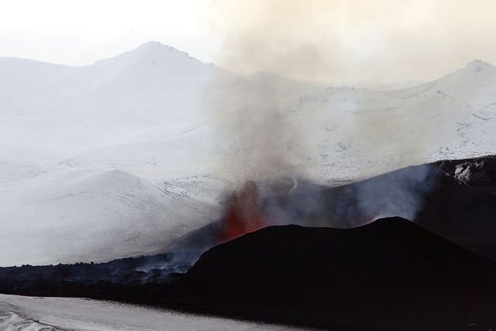 Gjóskan  á gígbörmum er orðin tugir metra á þykkt.