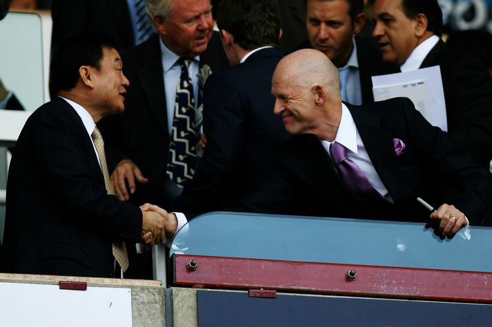 Eggert Magnússon heilsar Thaksin Sinawatra, nýjum eiganda Man City á Upton Park í dag.