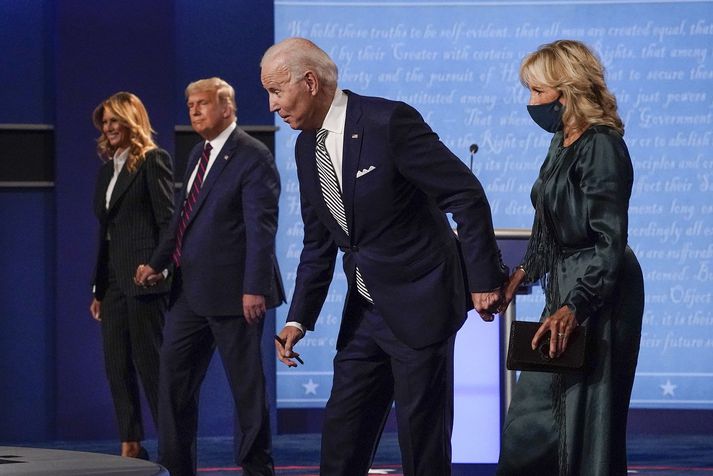 Hér eru þeir Biden og Trump með eiginkonum sínum Jill og Melaníu, eftir kappræðurnar í vikunni.