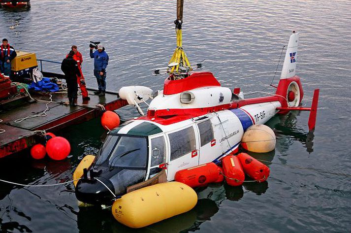 Þyrlan er búin fjórum utanáliggjandi belgjum til þess að hún geti flotið. Ástæðan fyrir að henni hvolfdi í sjónum er að einn belgurinn sprakk eftir að hann var blásinn upp.
