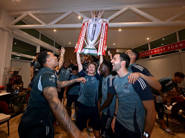 Arsenal-menn fögnuðu vel í nótt en voru þó aðeins með mynd af verðlaunagripnum eftirsótta sem þeir fá loks í hendurnar á sunnudaginn.