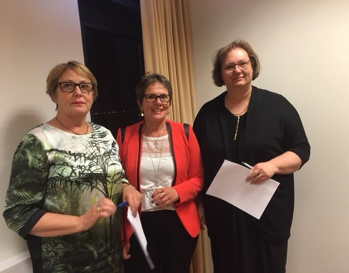 Kristín Á. Guðmundsdóttir, formaður SLFÍ, Elísabet S. Ólafsdóttir, skrifstofustjóri ríkissáttasemjara og Inga Rún Ólafsdóttir, formaður samninganefndar sveitarfélaganna, við undirritunina í nótt.