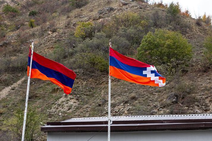 Arrmenska fánanum og fána Nagorno-Karabakh flaggað í héraðinu sem Armenar og Aserar hafa lengi deilt um.