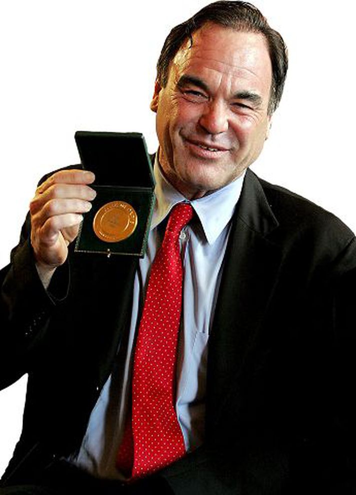 Oliver Stone Er sakaður um að vilja ekki gefa meira en tíu prósent af ágóða fyrstu frumsýningarhelgarinnar runnu til góðgerðarsamtaka.