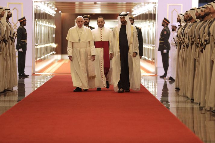 Frans páfi sést hér ásamt krónprinsinum Mohammed bin Zayed við komuna til Abú Dabí í gær.
