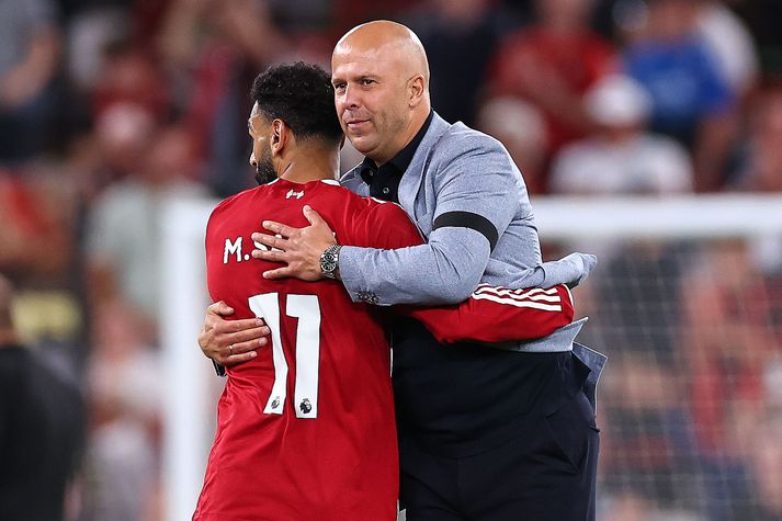 Arne Slot stendur þétt við bakið á Mohamed Salah. 