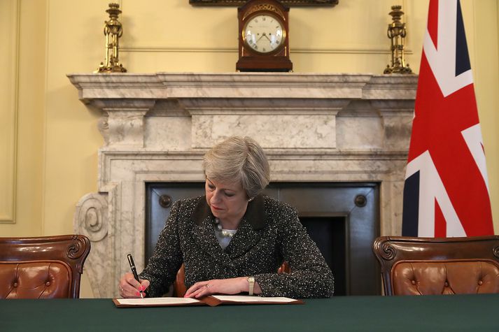 Theresa May, forsætisráðherra Bretlands, hefur skrifað undir bréf sem hrindir Brexit-ferlinu af stað.