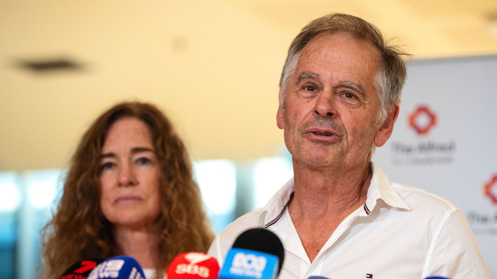 Þingkonan missti báða fætur eftir á­rásina