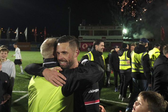 Gylfi Þór Sigurðsson fagnar eftir að Víkingar tryggðu sér Íslandsmeistaratitilinn.