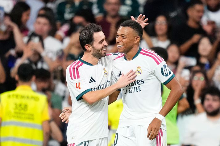 Kylian Mbappe skoraði þrennu í kvöld. Hér fagnar hann með Bernardo Silva.  