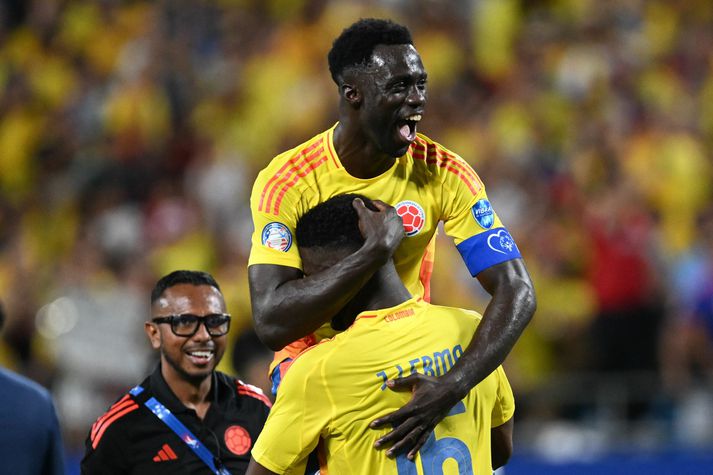 Davinson Sanchez fagnar Jefferson Lerma í leikslok en sá síðarnefndi skoraði sigurmarkið í leiknum.