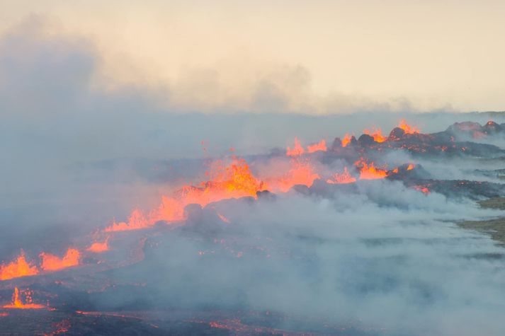 Fólk var fram yfir hádegi varað við því að leggja leið sína að gosstöðvunum en þær eru formlega „lokaðar“ vegna gasmengunar. Eftir hádegi var opnað fyrir almenning en minnt á að gangan er um tuttugu kílómetra löng.