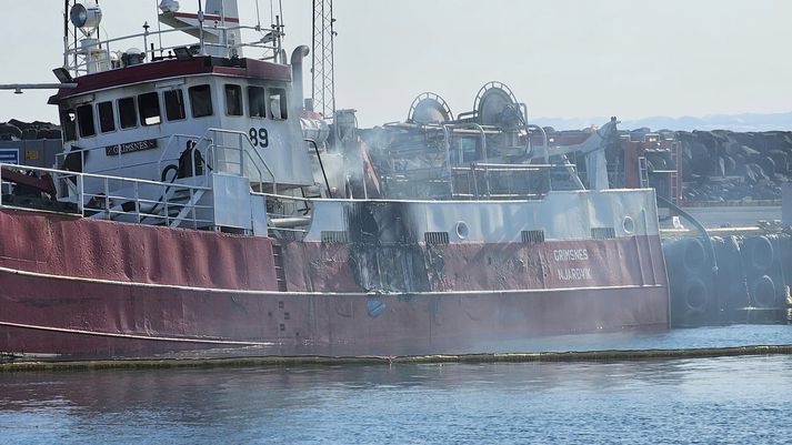 Skipstjóri segir bátinn ónýtan eftir brunann. Slökkvilið var um tólf klukkustundir að slökkva eldinn.