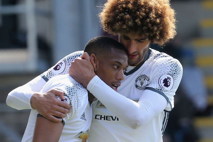 Anthony Martial fær knús frá Fellaini.