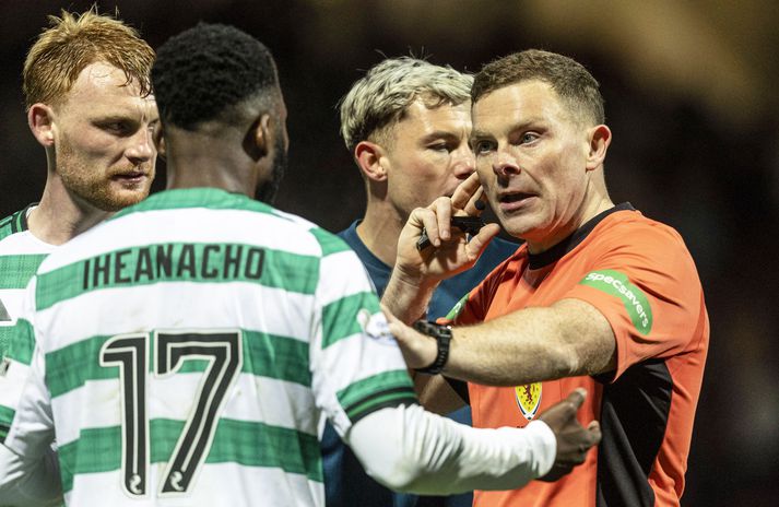 John Beaton tók umdeilda ákvörðun sem gaf Celtic séns á að vinna titilinn. 