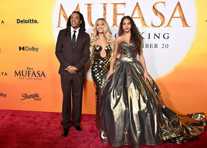Jay-Z, Beyoncé og Blue Ivy Carter mættu saman á dregilinn á forsýningu Mufasa. Beyoncé og Blue fara báðar með hlutverk í myndinni. 
