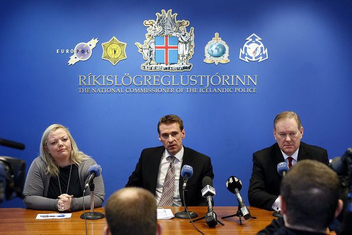 Ingibjörg Guðbjartsdóttir, forstöðumaðuri gjaldeyriseftirlits Seðlabanka Íslands, á blaðamannafundi sem blásið var til eftir að mennirnir voru handteknir.