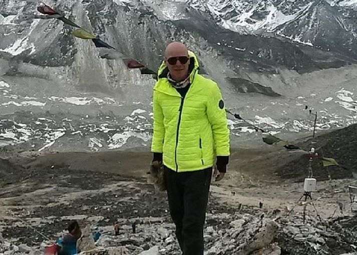 Ingólfur segir Sjerpana skiptast í tvær fylkingar og að annar hópurinn hafi haft í hótunum við hinn.
