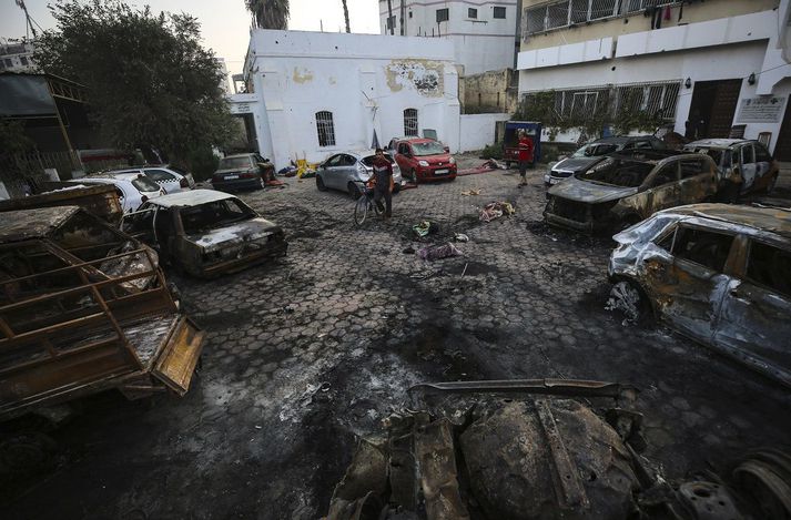 Frá bílastæðinu þar sem sprengingin varð í gærkvöldi. Athygli hefur vakið að eyðileggingin sé ekki meiri miðað við fullyrðingar Hamas-samtakanna um að fleiri hundruð hefðu látið lífið.