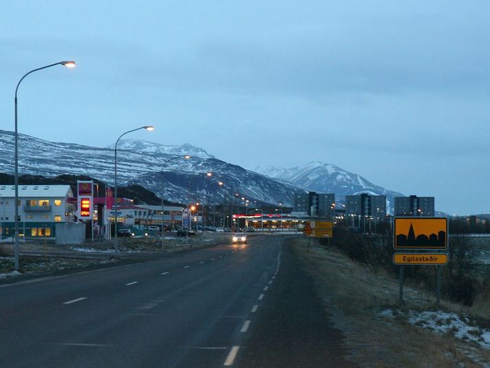 Skólahald í tveimur skólum á Egilsstöðum féll niður daginn eftir að bílstjórinn greindist.