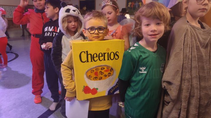 Nemendur Laugarnesskóla mættu í alls kyns búningum í morgun í tilefni Öskudagsins. Hér má sjá einn klæddan sem Cheerios.