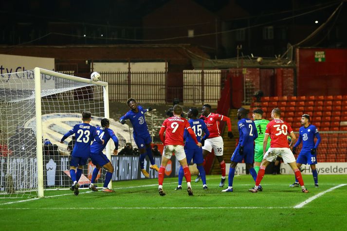 Tammy Abraham bjargar á línu og kemur í veg fyrir að Barnsley jafni gegn Chelsea.