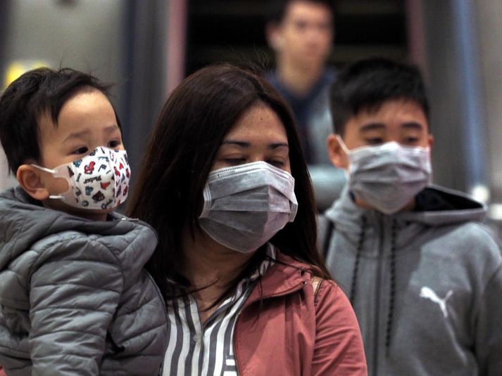 Vegfarendur í Taipei á Taívan ganga með andlitsmaska. Tilfelli Wuhan-veirunnar hefur nú einnig greinst þar.