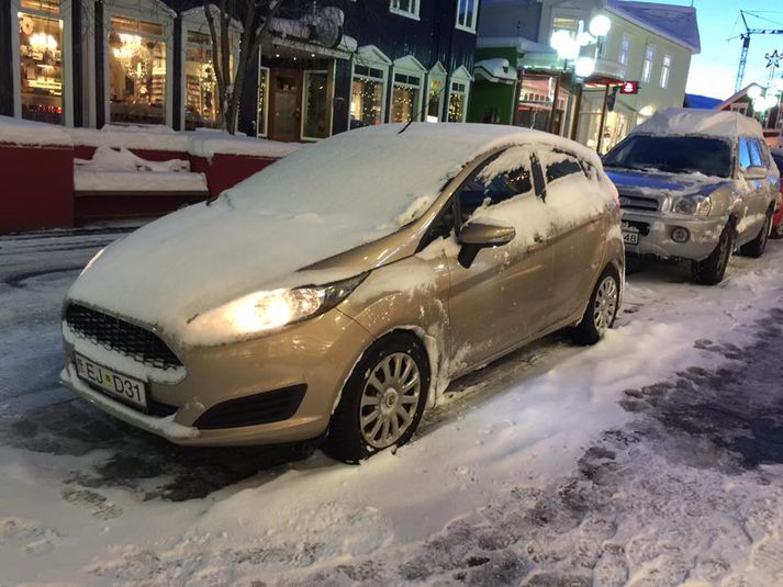 Mikil snjókoma hefur verið á Akureyri undanfarið en myndin er tekin í miðbænum í morgun.