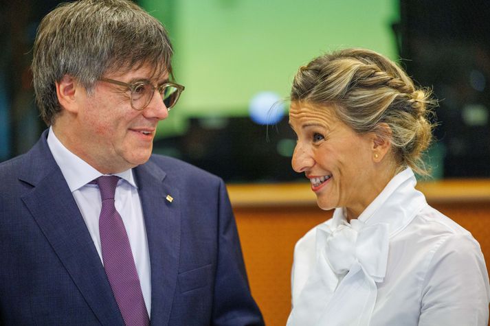 Carles Puigdemont (t.v.) og Yolanda Díaz, starfandi varaforsætisráðherra Spánar, (t.h.) þegar þau hittust í Brussel á mánudag. Hann vildi ekki útiloka að Katalónar gripu aftur til einhliða aðgerða í sjálfstæðisbaráttu sinni.