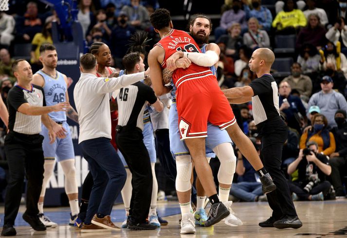 Steven Adams sést hér bera Tony Bradley í burtu frá látunum.