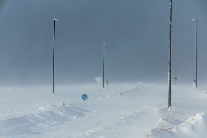 Von er á norðan hríð og norðan stormi um norðaustan- og suðaustanvert landið.