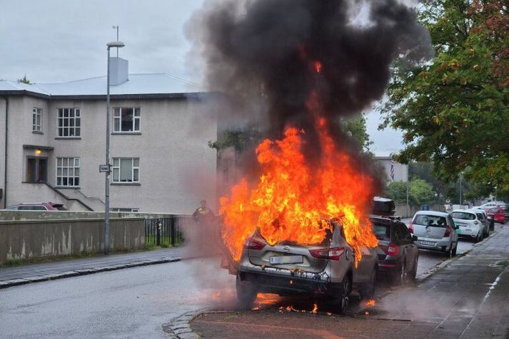 Enginn var í bílnum þegar kviknaði í honum. 