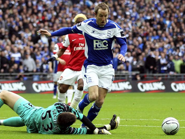 Wojciech Szczesny fellir Lee Bowyer í úrslitaleiknum um helgina.